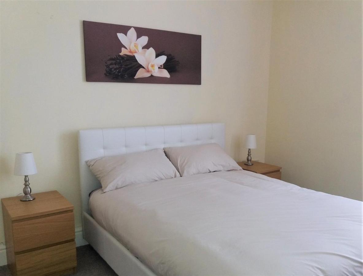 From Near Lfc, Efc & Train Station Apartment *