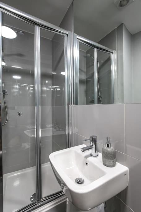 The V.i.p - Sleeps 24! For Large Groups Liverpool