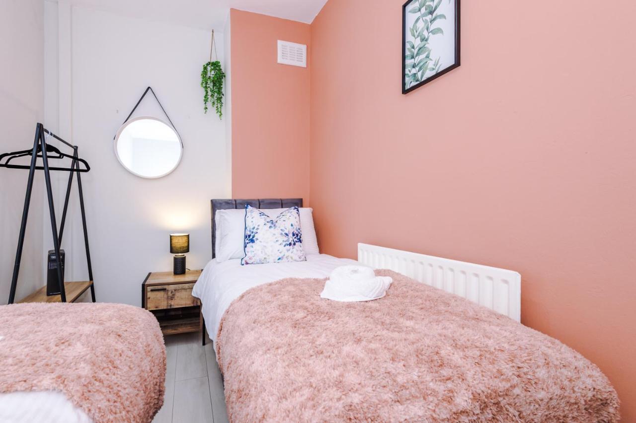 Trendy House, Close To Stadiums, Free Wifi And Car Park Holiday home