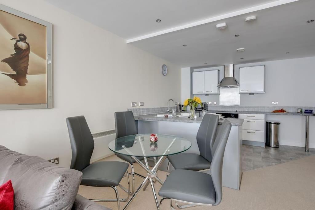 Luxury 2 Bed Centre Apartment *