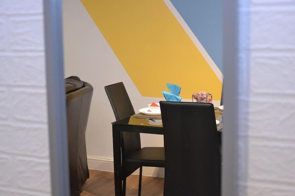 Cozy Near City, Sleeps 5, Free Parking, Wifi Apartment Liverpool