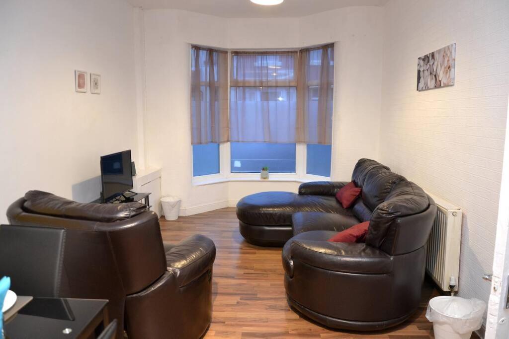 Cozy Near City, Sleeps 5, Free Parking, Wifi *