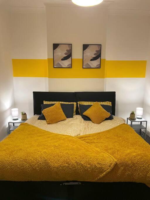 Cozy Near City, Sleeps 5, Free Parking, Wifi