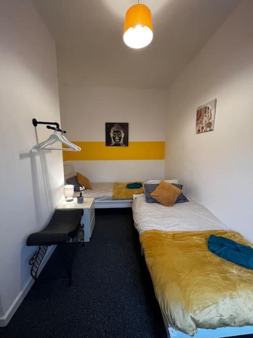 Cozy Near City, Sleeps 5, Free Parking, Wifi