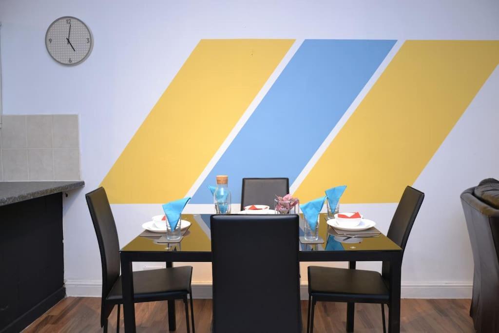 Cozy Near City, Sleeps 5, Free Parking, Wifi Apartment Liverpool