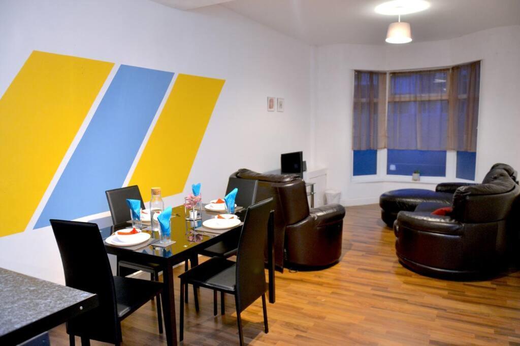 Apartment Cozy Near City, Sleeps 5, Free Parking, Wifi *
