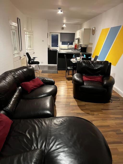Cozy Near City, Sleeps 5, Free Parking, Wifi Apartment Liverpool