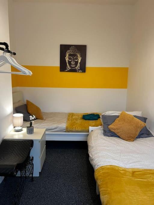 Cozy Near City, Sleeps 5, Free Parking, Wifi Liverpool
