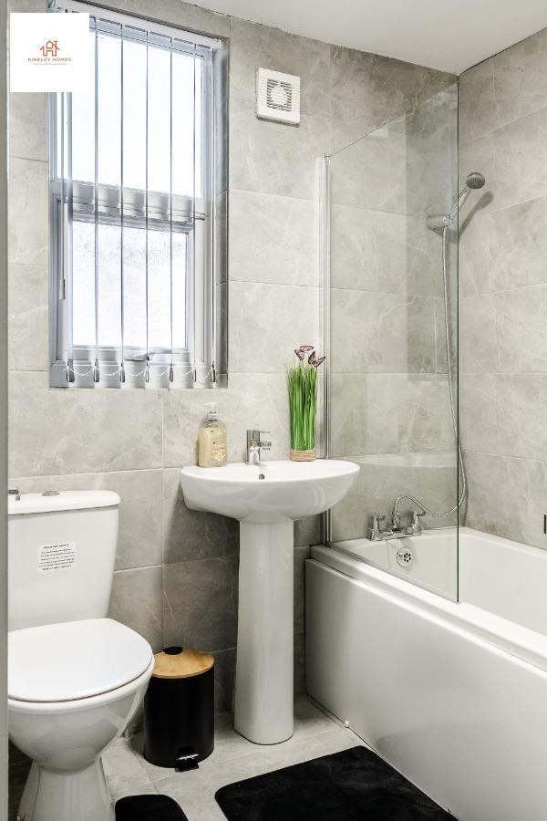 Immaculate 4 Bed In By Hinkley Homes Short Lets & Serviced Apartment