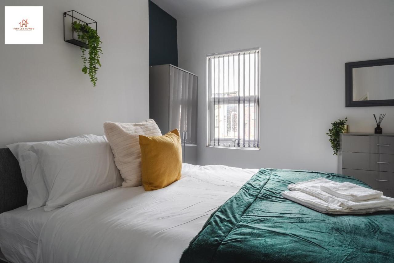 Immaculate 4 Bed In By Hinkley Homes Short Lets & Serviced *