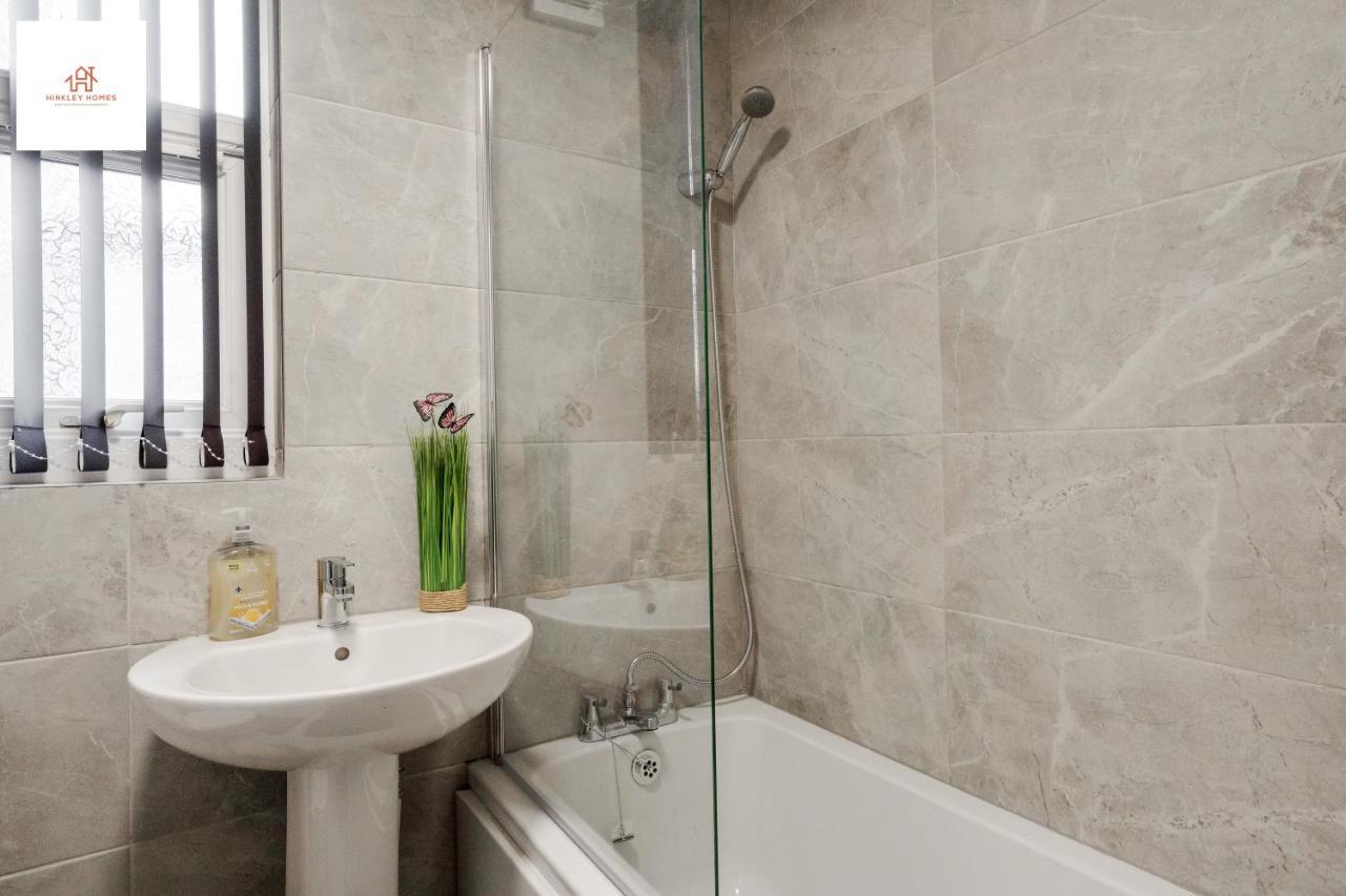 Apartment Immaculate 4 Bed In By Hinkley Homes Short Lets & Serviced