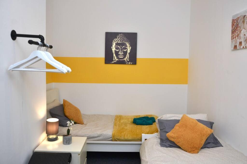 Cozy Near City, Sleeps 5, Free Parking, Wifi Apartment *