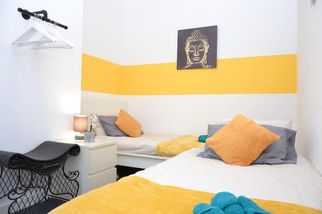 Apartment Cozy Near City, Sleeps 5, Free Parking, Wifi *