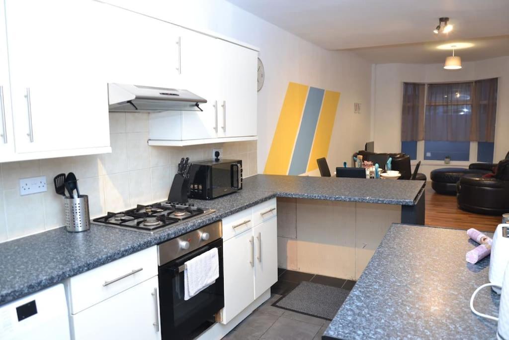 Cozy Near City, Sleeps 5, Free Parking, Wifi Apartment