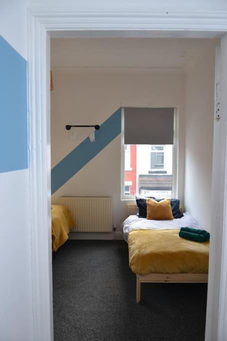 Apartment Cozy Near City, Sleeps 5, Free Parking, Wifi Liverpool