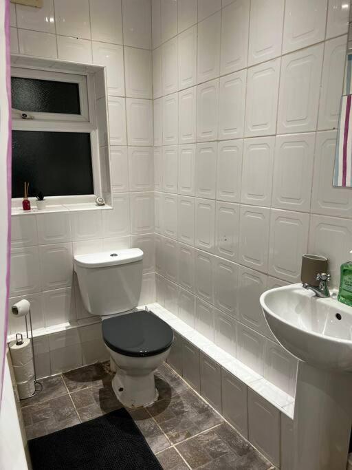 Cozy Near City, Sleeps 5, Free Parking, Wifi *