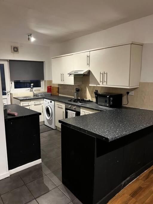 Apartment Cozy Near City, Sleeps 5, Free Parking, Wifi Liverpool
