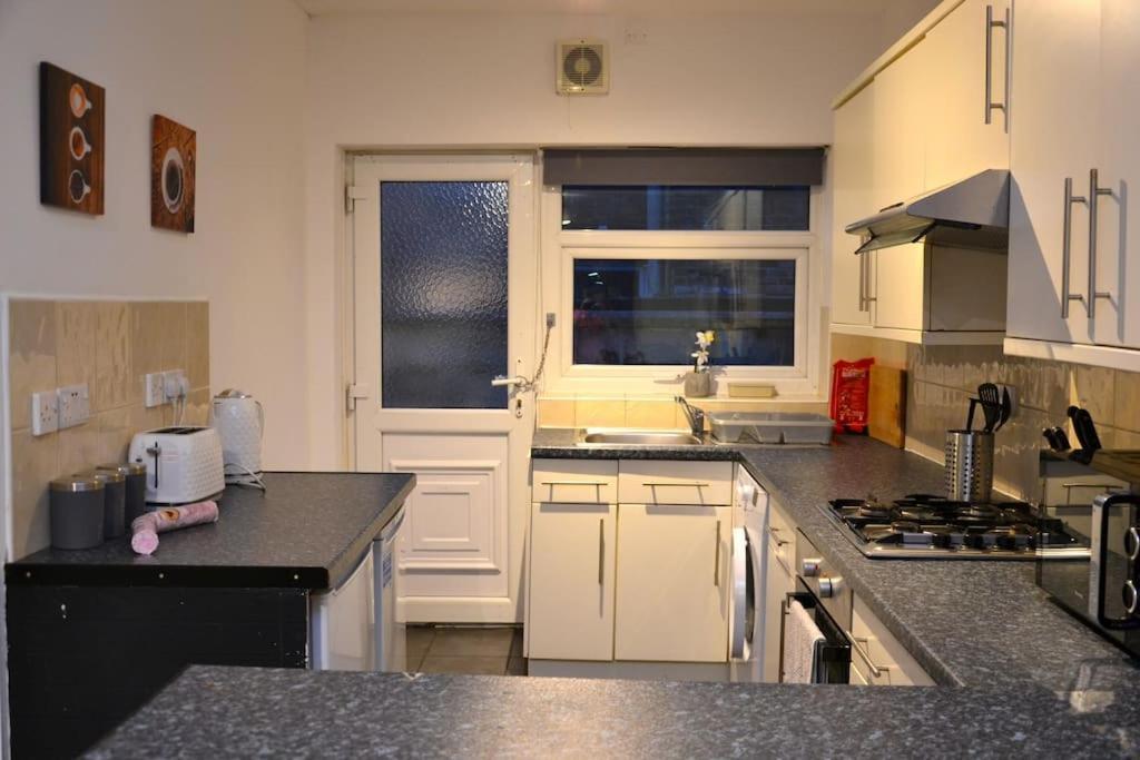 Cozy Near City, Sleeps 5, Free Parking, Wifi * Liverpool