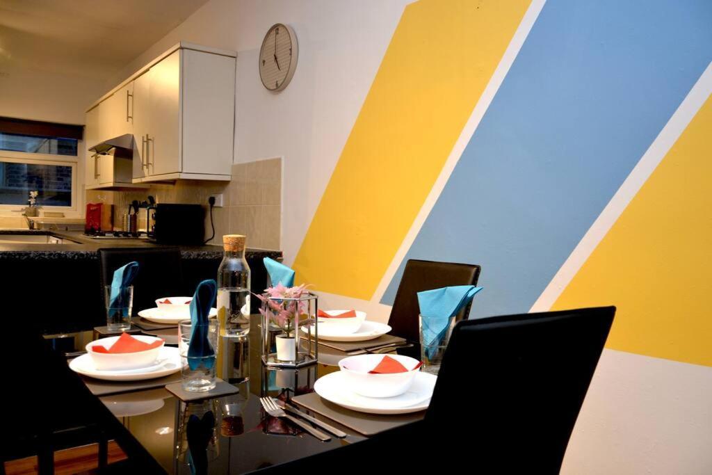 Cozy Near City, Sleeps 5, Free Parking, Wifi Apartment *