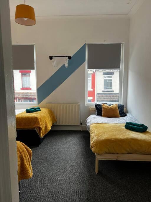Cozy Near City, Sleeps 5, Free Parking, Wifi *