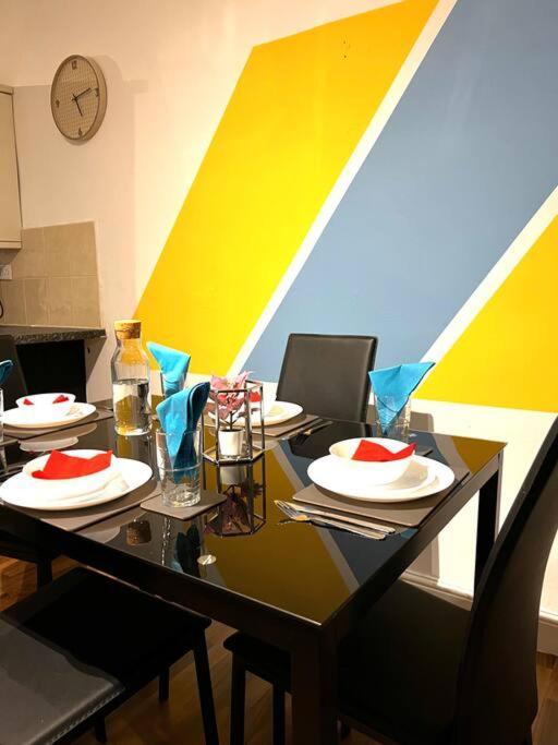 Apartment Cozy Near City, Sleeps 5, Free Parking, Wifi Liverpool