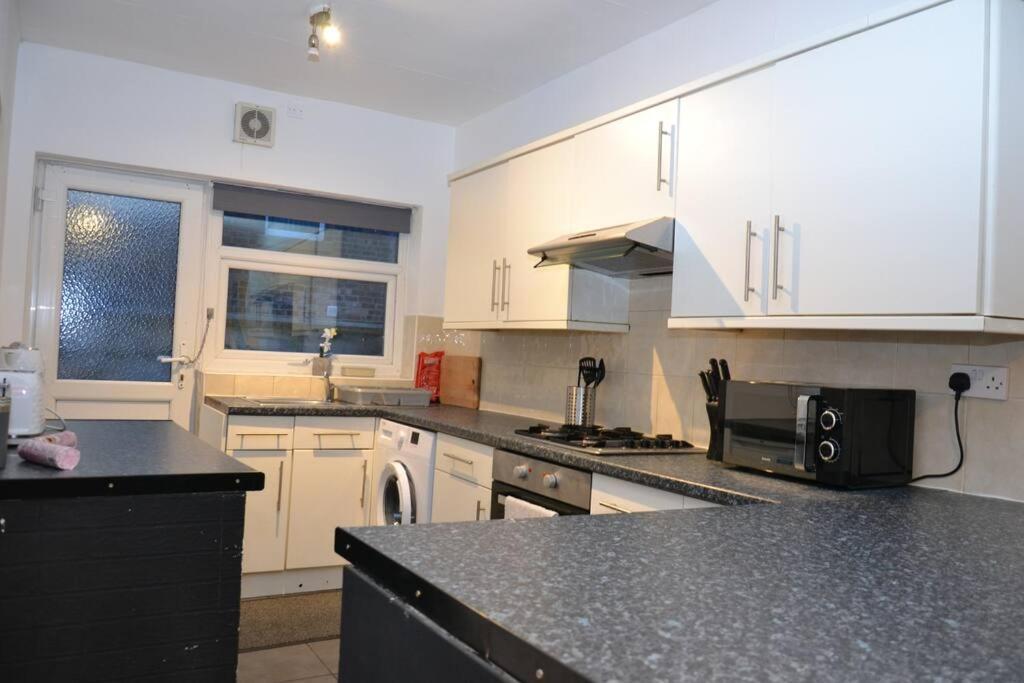 Cozy Near City, Sleeps 5, Free Parking, Wifi Apartment *