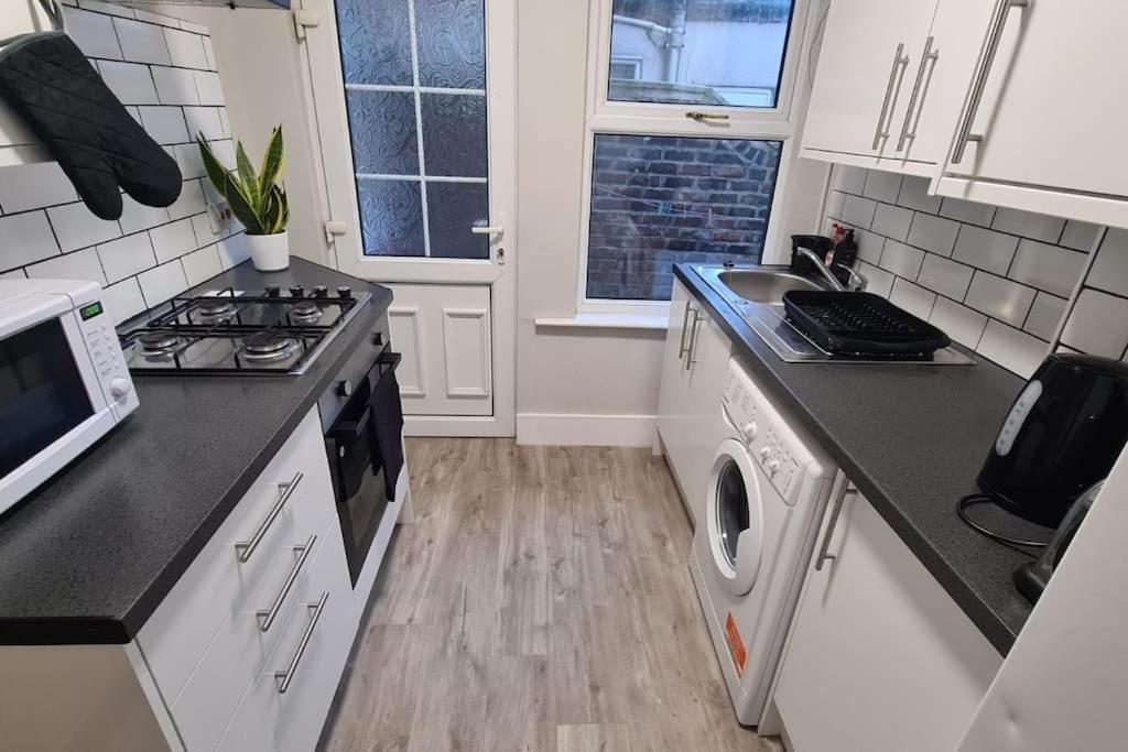 Entire House Near City Centre With Parking Permit * Liverpool