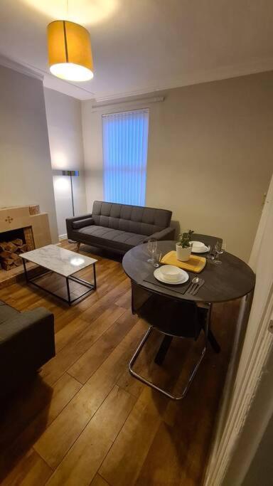 Entire House Near City Centre With Parking Permit Holiday home *