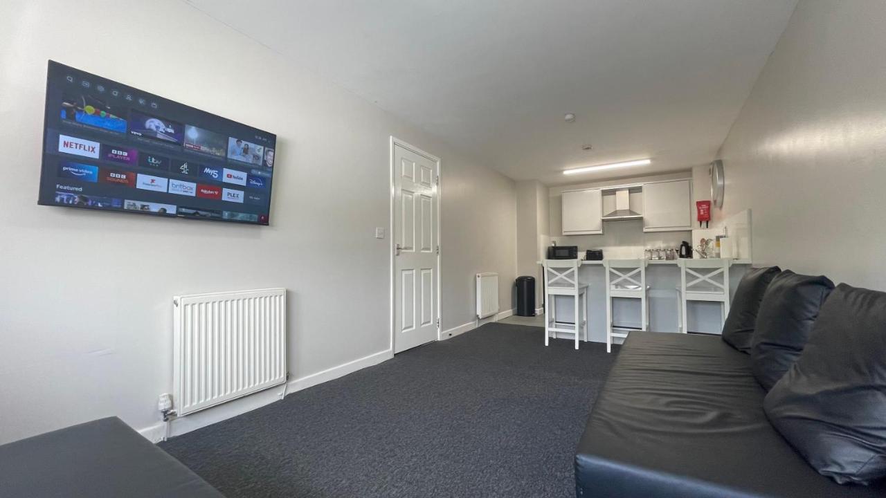 Hosted By Ryan - 2 Bedroom Apartment