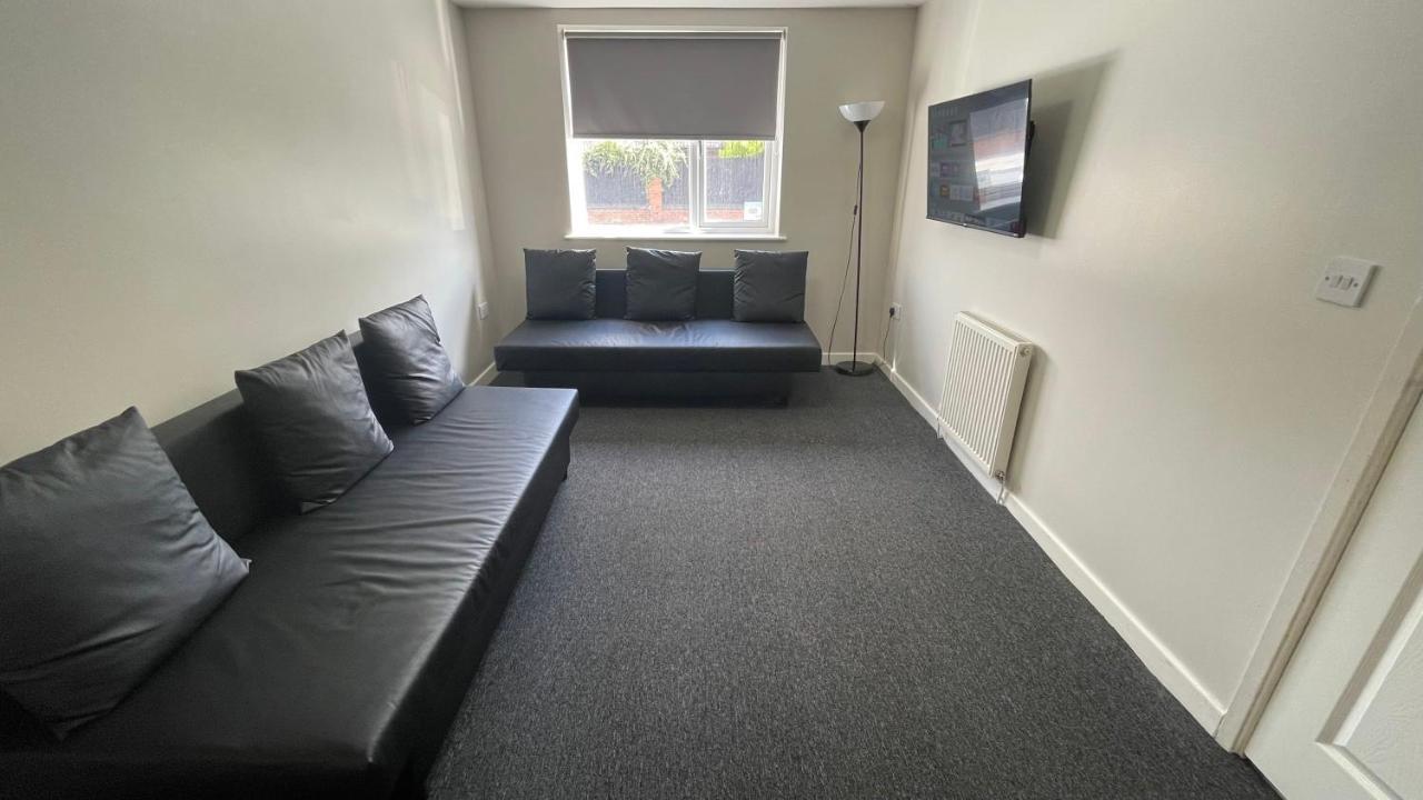 Hosted By Ryan - 2 Bedroom Apartment