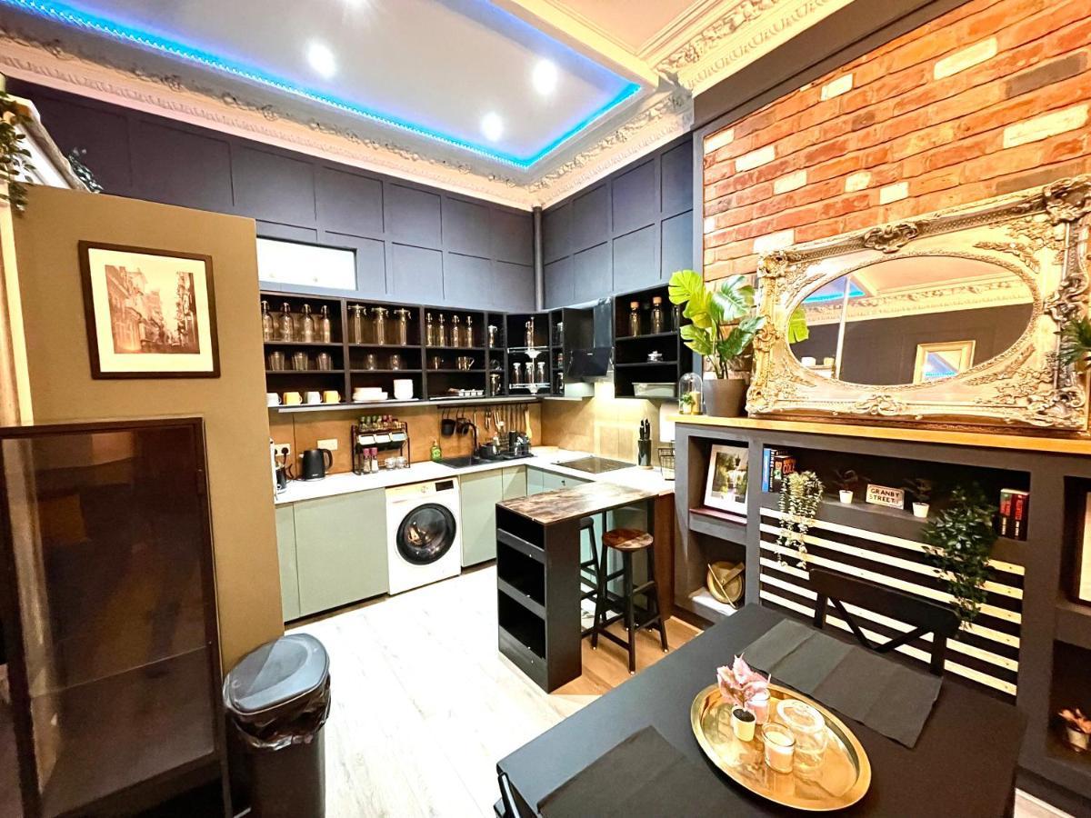 Adeamstays Provides Beautiful Centrally Located 1 And 2 Bed On Liverpools Boulevard Liverpool