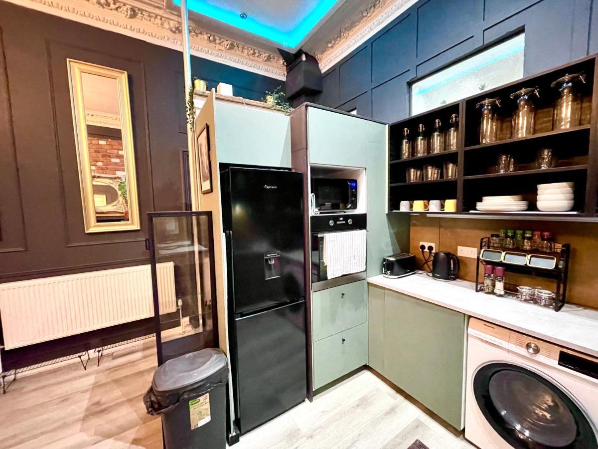 Adeamstays Provides Beautiful Centrally Located 1 And 2 Bed On Liverpools Boulevard Apartment