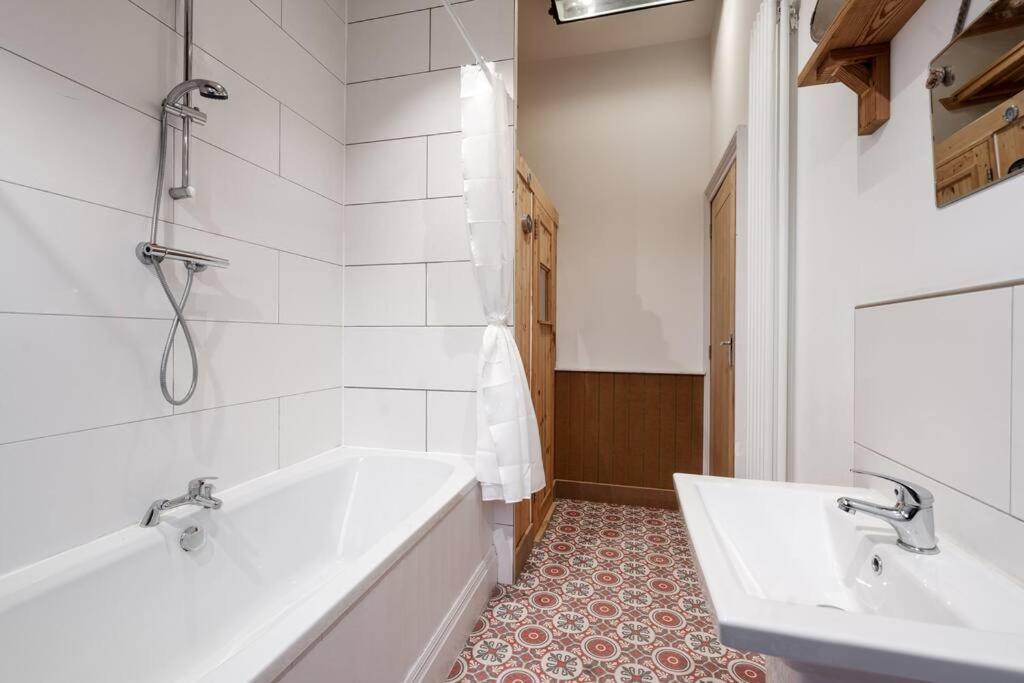 Apartment Rst Bramley Moore *