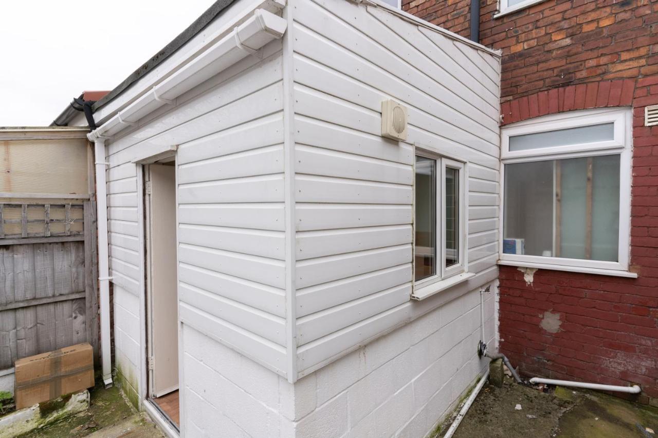 Cheerful And Modern 3 Bdr For 7 Holiday home Liverpool