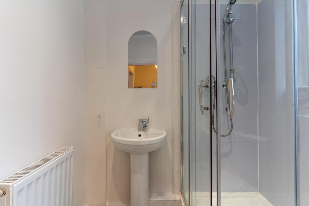 Cheerful And Modern 3 Bdr For 7 Holiday home