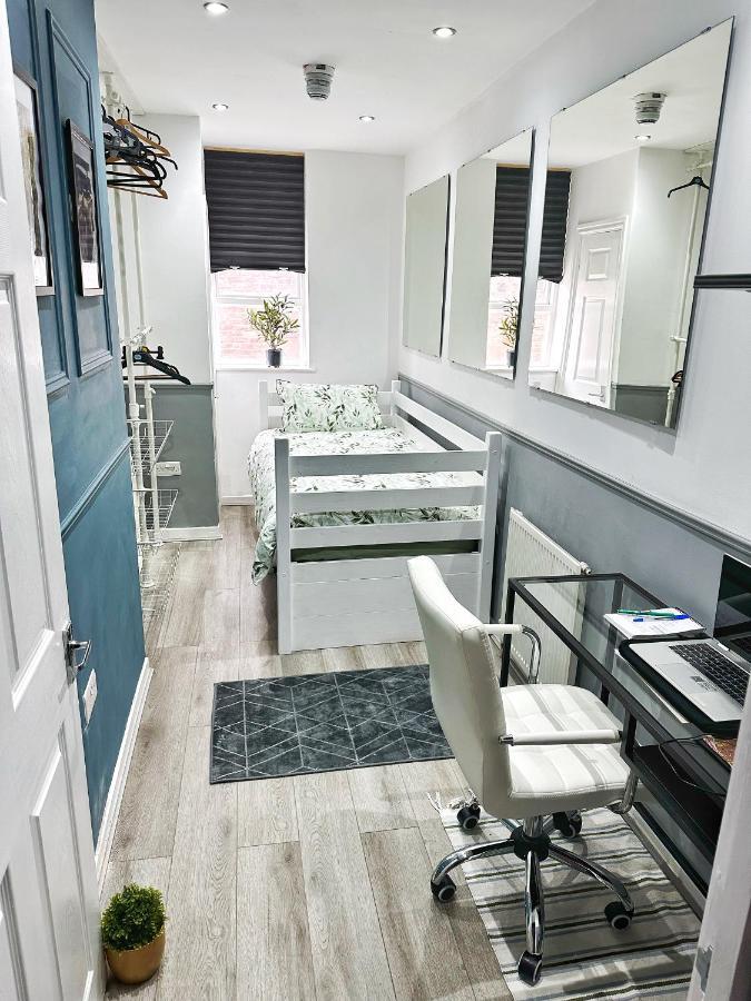 Adeamstays Provides Beautiful Centrally Located 1 And 2 Bed On Liverpools Boulevard Apartment