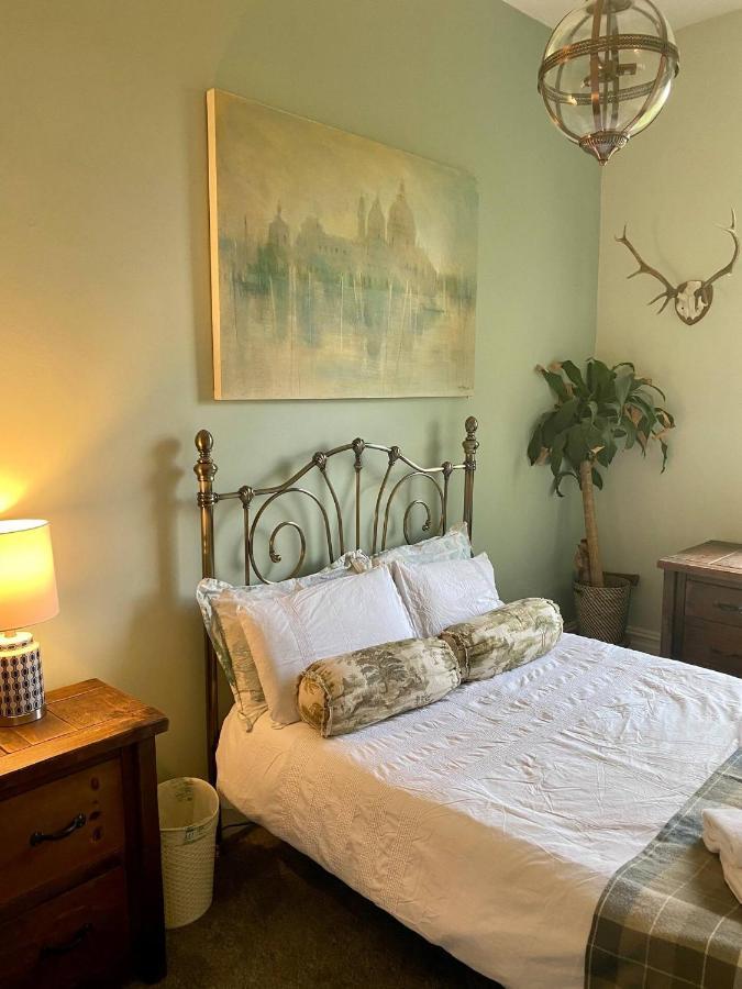Lyndhurst - Victorian With Heated Pool Liverpool