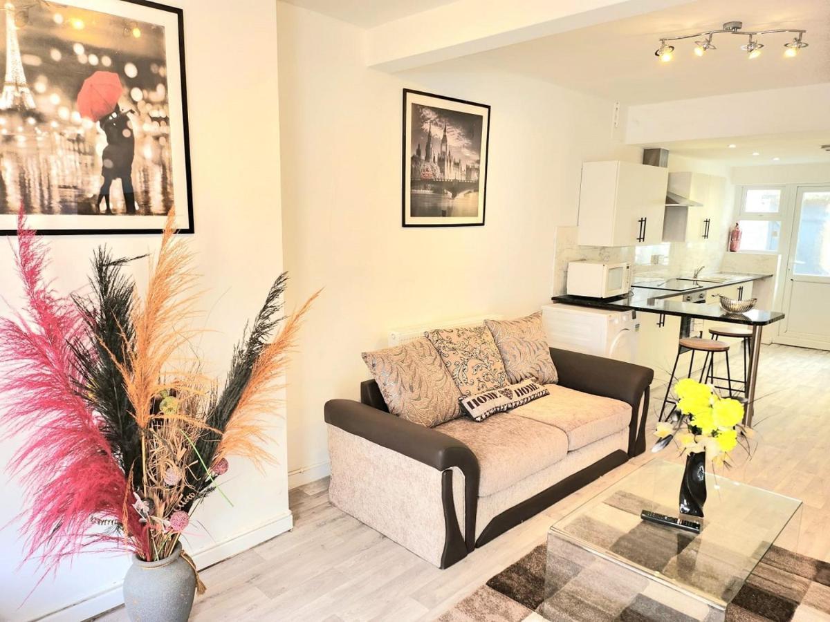 Hawkins Town House Near City Ctr And All Amenities *