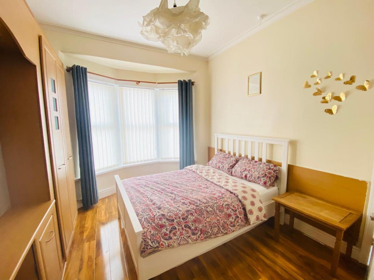 Entire 4 Bedroom House - Ev Point & Free Parking *
