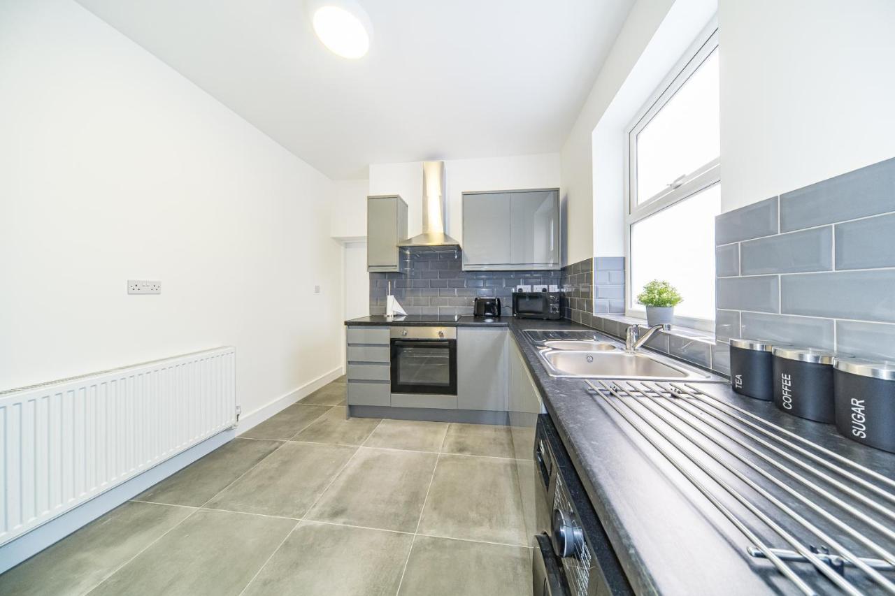 Hosted By Ryan - Huge 5 Bedroom House * Liverpool