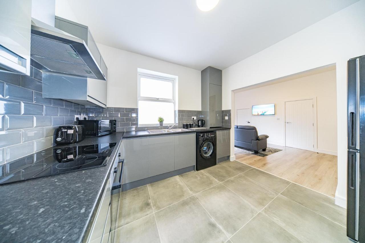 Hosted By Ryan - Huge 5 Bedroom House * Liverpool