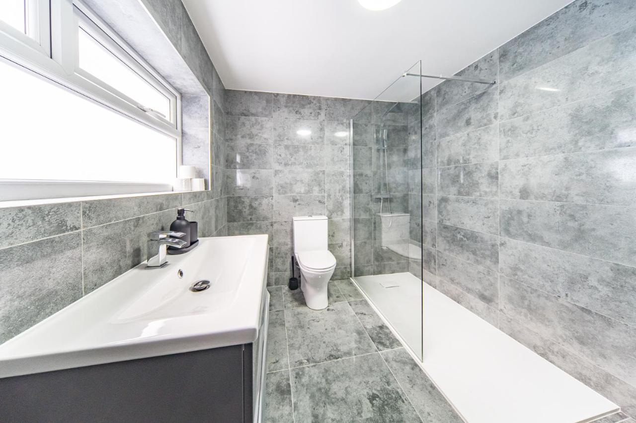 Hosted By Ryan - Huge 5 Bedroom House Liverpool