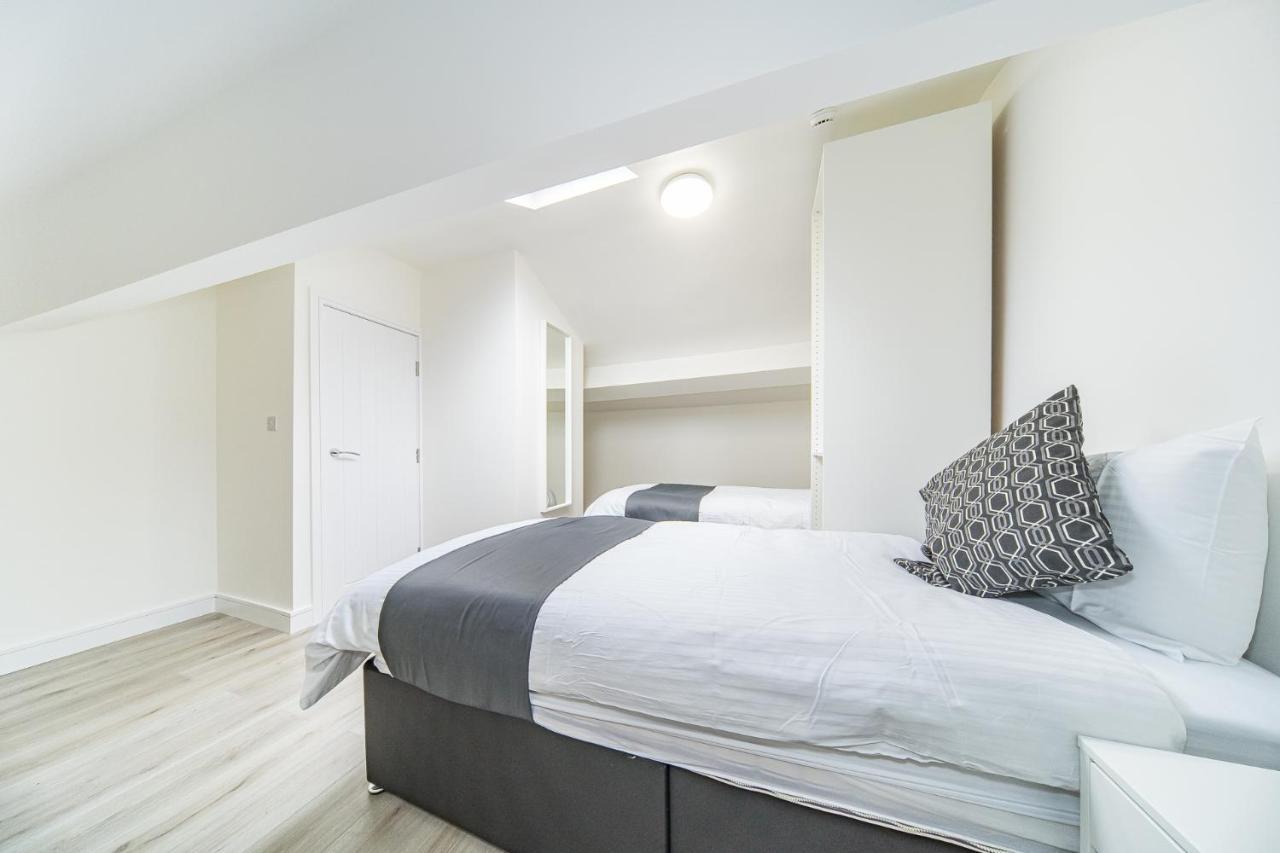 Hosted By Ryan - Huge 5 Bedroom House Holiday home *