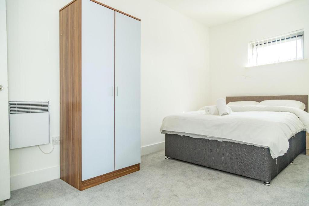 Serviced In Centre - Free Parking - Balcony - By Happy Days Apartment *