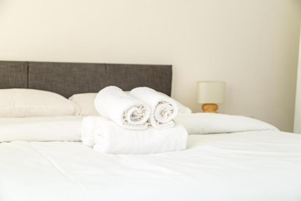 Apartment Serviced In Centre - Free Parking - Balcony - By Happy Days