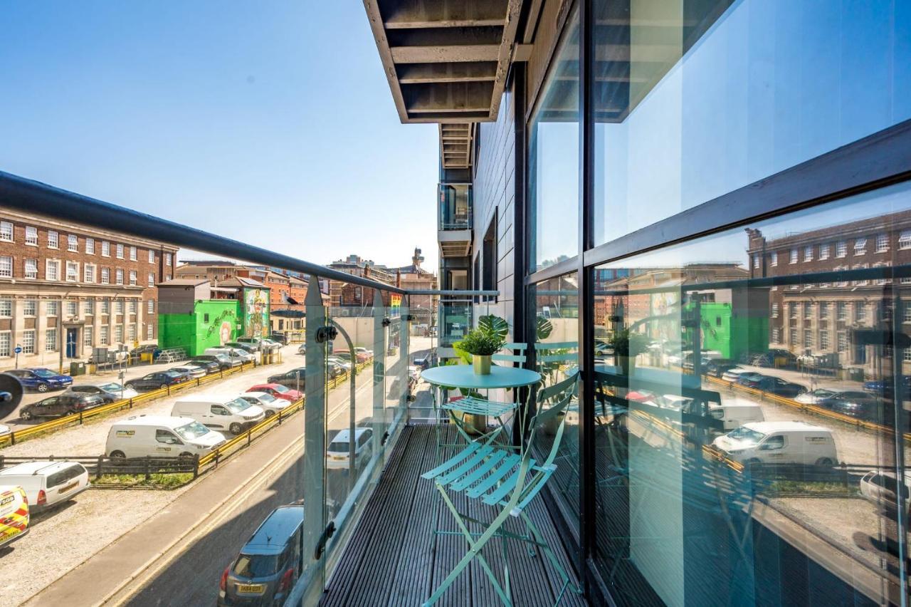 Host & - Balcony *