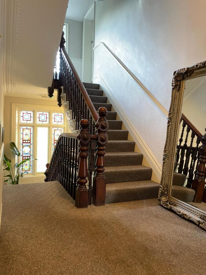 Deluxe Huge Detached House With Parking, Sleeps Up To 30 People, 2m From Centre Holiday home Liverpool