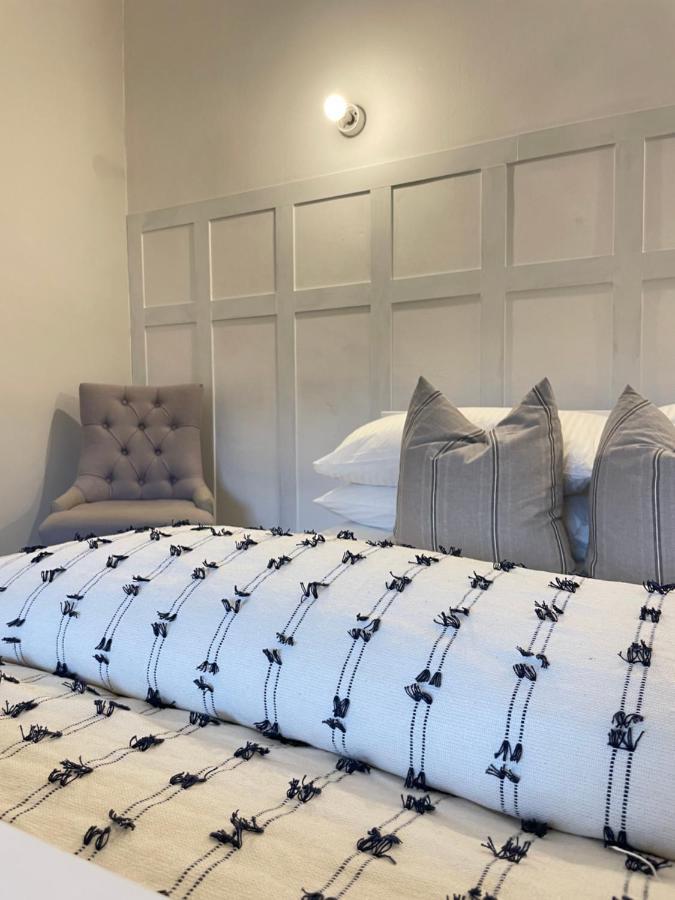 Deluxe Huge Detached House With Parking, Sleeps Up To 30 People, 2m From Centre Holiday home Liverpool