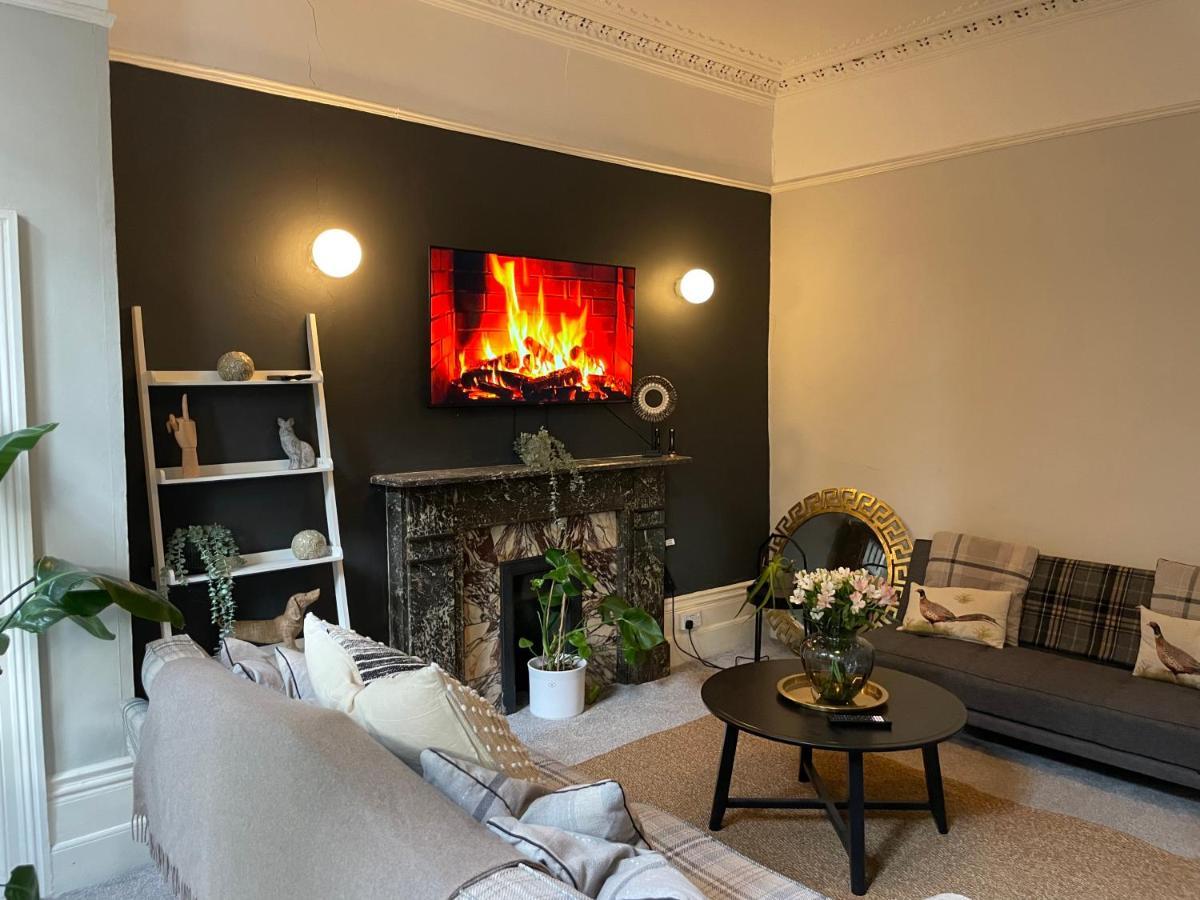 Holiday home Deluxe Huge Detached House With Parking, Sleeps Up To 30 People, 2m From Centre *