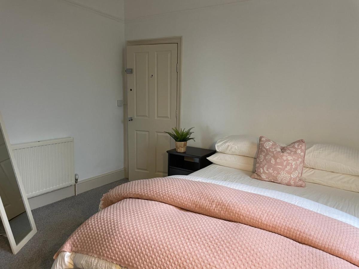Holiday home Deluxe Huge Detached House With Parking, Sleeps Up To 30 People, 2m From Centre